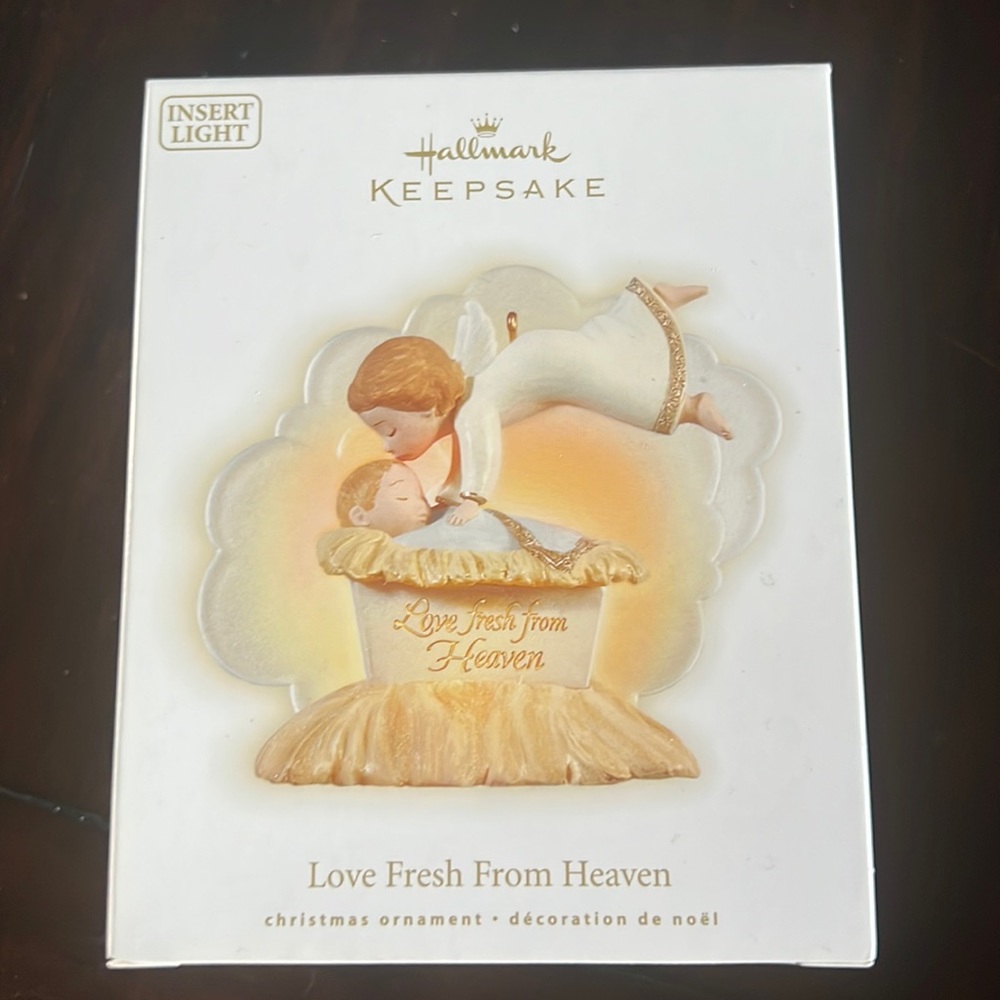 NIB 2009 Hallmark Keepsake “Love Fresh From Heaven” w/ special lighting effect